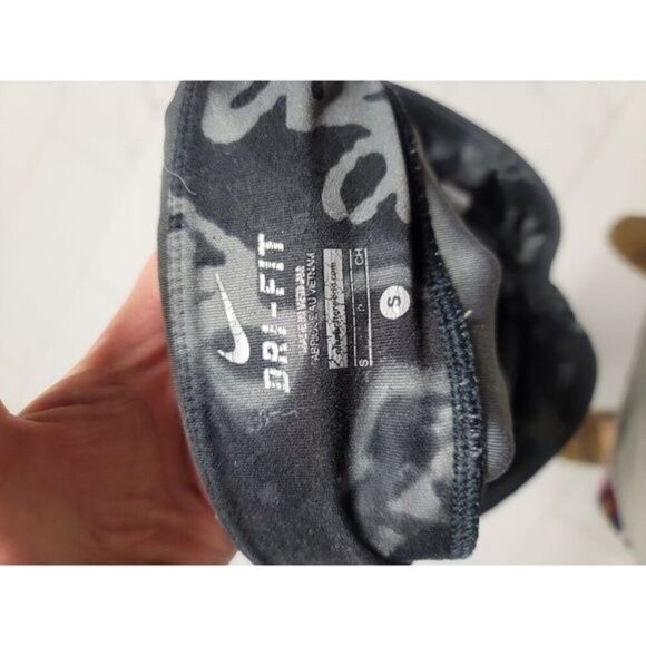 ~ womens black and grey patterned nike dri fit athletic leggings - Picture 3 of 3